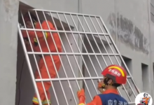 中国消防：拆窗破网 打通生命通道