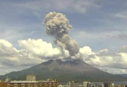 日本樱岛火山喷发 烟柱高达2700米